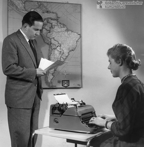 Sekretärin beim Diktat in die Schreibmaschine (1954)
